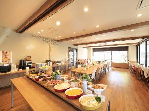 光が差し込む明るい朝食会場です。和洋食のブッフェスタイルでご用意しております。