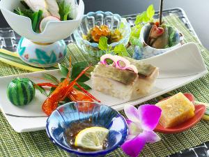 【前菜】ウツボぬた味噌や鰹煮凝り、酒盗もずくにチャンバラ貝など、土佐食材を彩りキレイに盛り付け