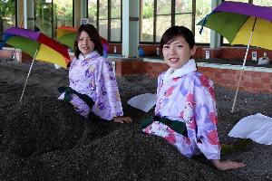 【館内砂むし温泉】大量の汗が流れ、デトックス効果があると言われています(1,200円)