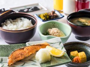 （選べる朝食）素材にこだわった冷泉閣伝統の和食膳。