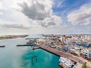 離島ターミナルと海と、その先に続く島々と　全室オシャンビューの客室