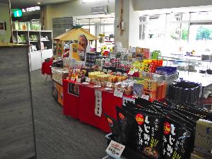 当ホテルの売店です。品揃えの数には自信あり♪