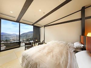 最上階の露天風呂付客室。外輪山を一望できるお部屋と渓谷側のお部屋がございます