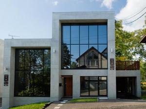 緑に囲まれたコンクリート造りの建物「コンクリート」