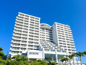 高台に建つ当ホテルからの眺望は最高です♪<BR>那覇空港より沖縄自動車道約５０分　