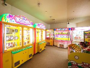 １階ゲームコーナー。「パパあれとって〜」と言われたら、お父さんのテクニックの見せどころ♪<BR>