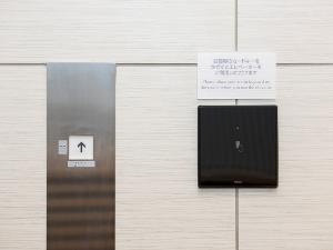 エレベーターはカードセキュリティー付