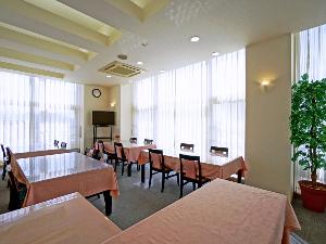 明るい光が差し込む朝食会場