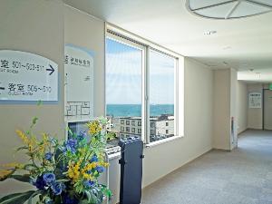廊下から望む日本海