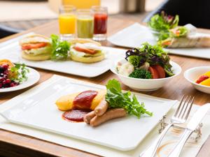 【Garden Cafe朝食ブッフェ】水と緑に彩られた開放感あふれるレストランで迎える清々しい朝。