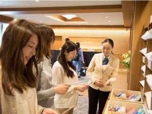 お部屋のアメニティとは別にロビーでお好きなアイテムを2点お選びいただけます。