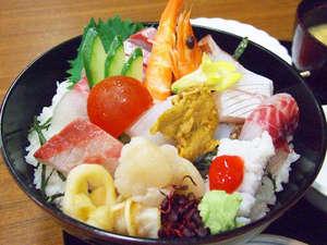 ＜当館名物☆独歩丼＞獲れたての海の幸がどっさり♪人気の海鮮丼