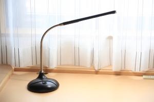 LEDデスクライト◇全室完備◇客室でのお仕事をしっかりサポートします