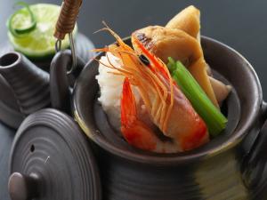 【土瓶蒸し】これぞ秋の味覚！松茸、鱧、海老、鶏の旨味が凝縮された出汁が最高に美味しい土瓶蒸し。