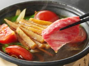 【黒毛和牛ケンピすき】当館イチオシの逸品！甘～い芋ケンピとトマトすき焼きのハーモニーが絶妙♪