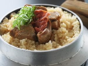 【釜飯】ホクホク♪鰹と土佐梅の絶品釜飯。艶々に炊き上がった高知産の米と土佐梅の香りが食欲をかきたてる