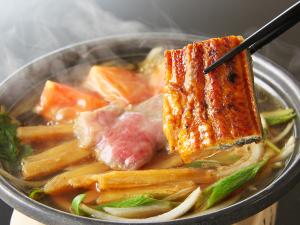 【土佐赤牛と四万十鰻の芋ケンピすき焼き】甘～い芋ケンピとトマトすき焼きのハーモニーが絶妙な創作料理♪