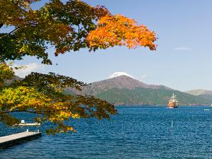 紅葉と富士山、海賊船を望む、秋のガーデン。