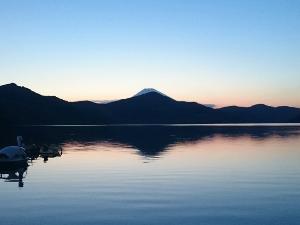 箱根ホテルのガーデンから望む、富士山と芦ノ湖の幻想的な風景。