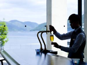 芦ノ湖の景色を眺めながら、ラウンジで一息。