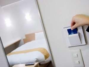 カードキーを部屋の入口に当てるだけで、で楽々入室♪その後は、カードポケットに入れれば点灯