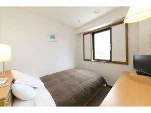 シングル。常設2種類の枕の他に、テンピュールと高反発枕の貸し出しがございます。