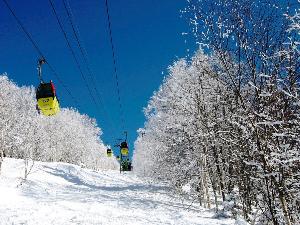 【カムイスキーリンクス】ゲレンデからの深川周辺の街並みや白く雪化粧をした山々