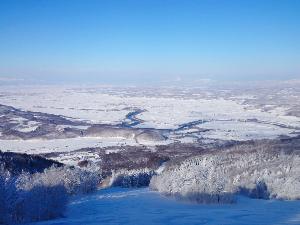 【カムイスキーリンクス】ゲレンデからの深川周辺の街並みや白く雪化粧をした山々