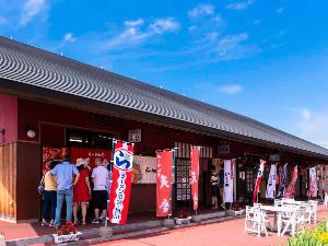  【ラーメン村】味自慢のラーメン店が8店舗入居しており様々な味を提供しています。