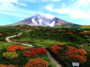 【旭岳】日本で一番遅くまで天然雪の残雪が見られ、日本で一番早い紅葉と初雪を見ることができます。