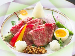柔らか～い黒毛和牛のローストビーフに薬味のガーリック醤油が絶妙にマッチするイチオシの逸品。