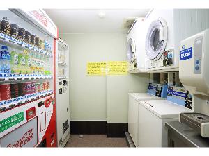 ３F・５Fランドリーコーナー　長期滞在にも便利！業務用の洗濯機・乾燥機がそれぞれ４台ございます。（洗濯２００円、乾燥３０分１００円）※洗剤は別途ご用意いただくか、フロントでご購入下さい。