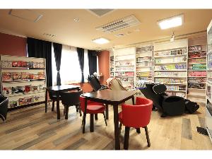 リフレッシュルーム　コミック３０００冊、無料マッサージチェア、パソコン、各種パンフレット、自動販売機を設置しております。休憩、リフレッシュ、調べ物にぜひご利用ください。