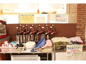 貸出品コーナー　加湿器・ヒーター・毛布・アイロン・ヘアアイロン・卓上ミラー・延長コード・ハンガーなど豊富にご用意しております。（一部フロント貸出品あり）