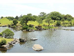 水前寺成趣園（通称水前寺公園）　当ホテルより徒歩約15分！参道にはお土産屋さんの他、熊本名物いきなり団子屋さんもございます。
