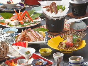 旬のズワイガニが食べやすく盛られた、切り蟹と焼き蟹付の会席です。