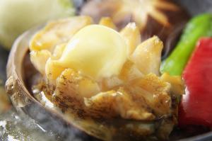 【陶板】とろ～っと、とろけたバターが食欲をかきたてる！コリコリとした歯ごたえが特徴の鮑のバター焼き