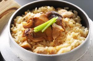【秋の釜飯】つやっつやに炊きあがった高知県産の米に秋の高級食材「松茸」の香りが食欲をそそる絶品釜飯