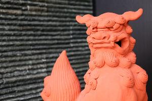 正面玄関にて沖縄の守り神シーサーがお待ちしております。