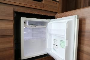 お部屋には空の冷蔵庫をご用意しております。