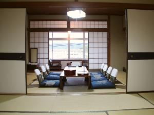 【お部屋】街側｜二間続き和室(20畳)/3世代でのご旅行にいかがですか？
