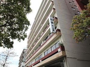 ＜外観＞川の畔で心を癒すひとときを…