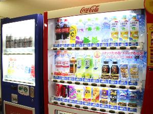 ＜館内＞ロビーに自動販売機を設置しております