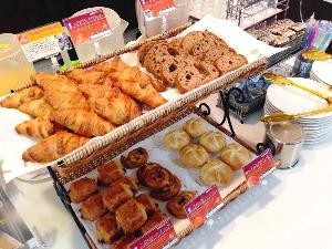 朝食焼き立てパン