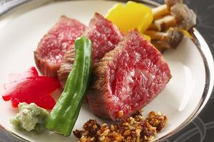 【黒毛和牛ステーキ】黒毛和牛の上質で程よい脂身と甘味たっぷりのお肉をステーキで贅沢に味わう。
