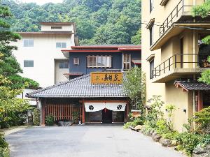 緑に囲まれた老舗旅館。鳥居を模した玄関口は記念撮影スポットのひとつです。