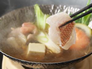 【鍋料理】ホロッホロの鯛と四万十鶏の旨味がぎゅっと凝縮し、宗田節の出汁と合わさって最高に美味しいお鍋