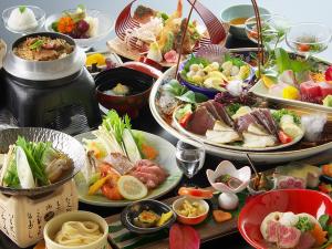 【旬彩物語／雪見コース】鯛と四万十鶏のあったか宗田節だし鍋に黒毛和牛みぞれ仕立て、藁焼き鰹のタタキ付
