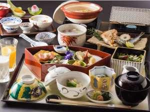 【朝餉】一汁七菜御膳　目の前で炙る干物や島根名物を朝から贅沢にご堪能頂けます。