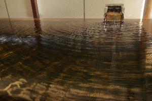 【露天風呂付き客室】露天風呂★体を沈めた瞬間、ザザーと豪快に湯がこぼれる音は格別